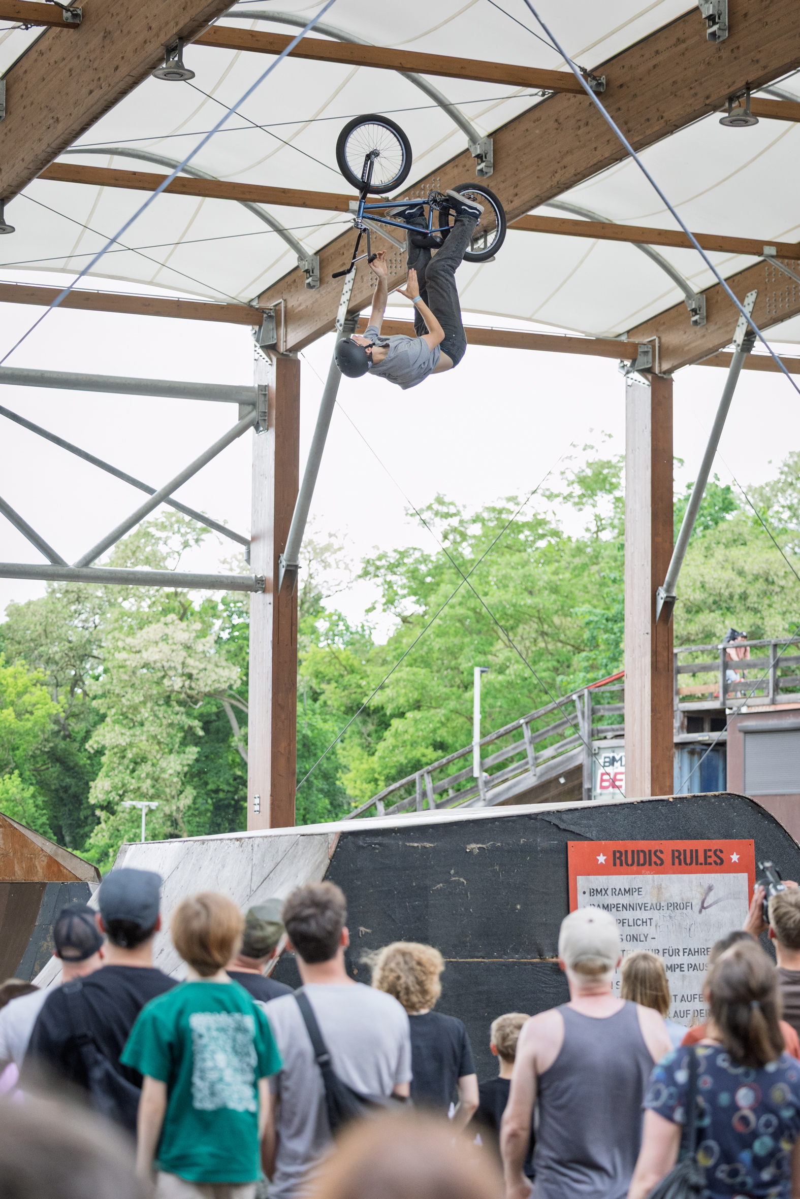 Was wie ein "einfacher" Backflip aussieht, ist in Wirklichkeit ein Flip Triple Bar (!) von Finn Lismann