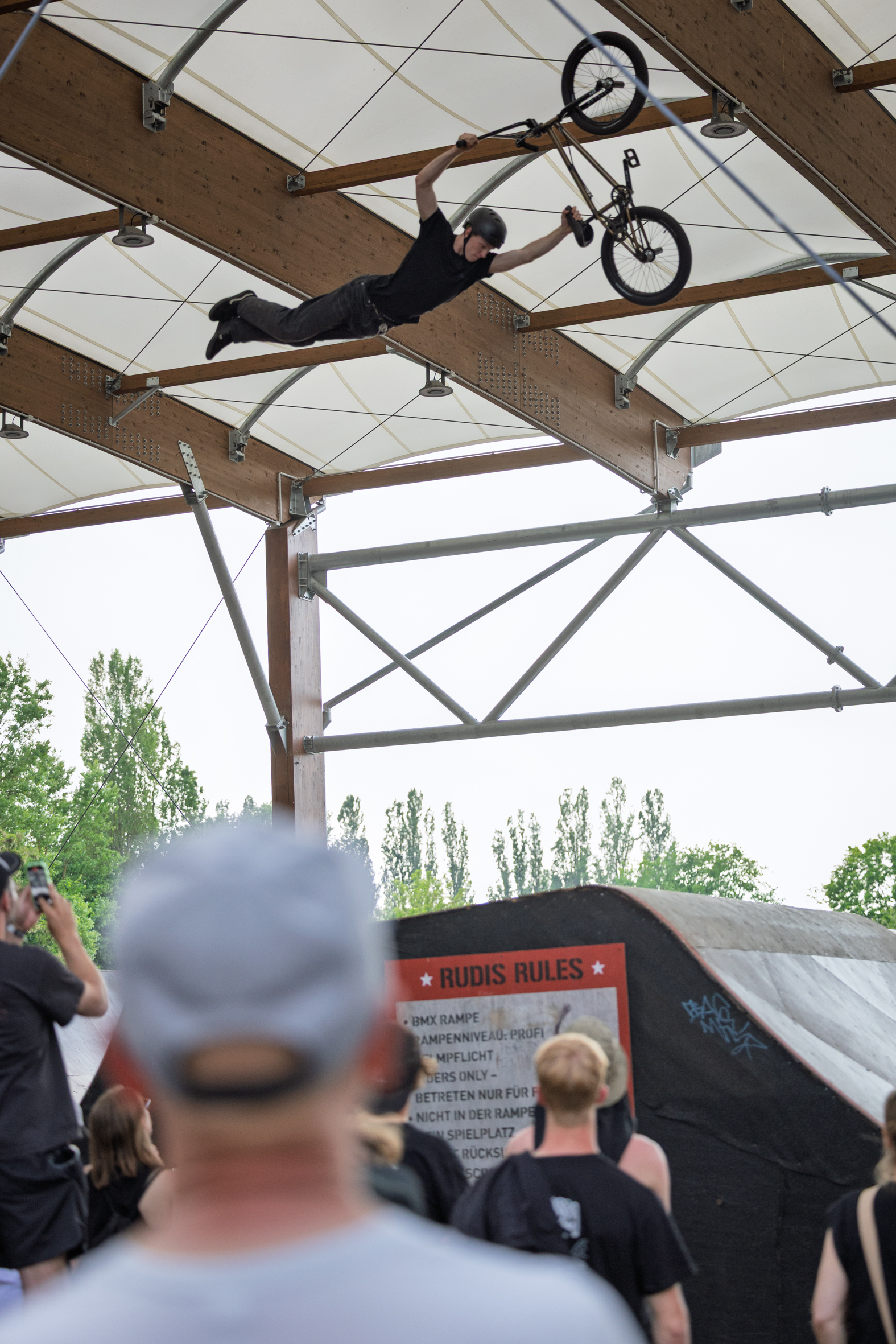 Ist bald auf der Eurobike zu bestaunen: Mellowpark-Local Max Martin Groß macht mit diesem Superman Seatgrab seinem Nachnahmen alle Ehre