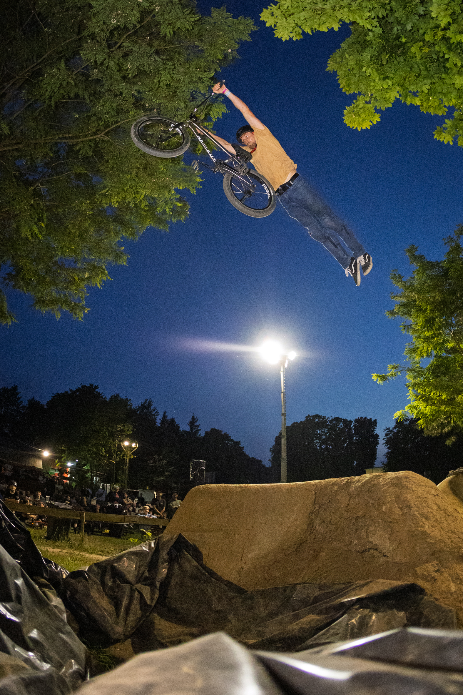 Man kennt sich: Sebastian Herbst gehört zum Highway wie Sven Marquardt zum Berghain