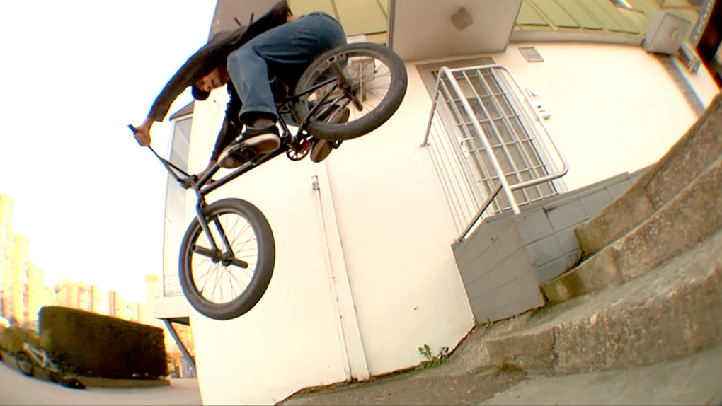 Jure Faganel lässt sich auch von einem abgestorbenen Schultermuskel nicht davon abhalten, alles in Grund und Boden zu jibben!