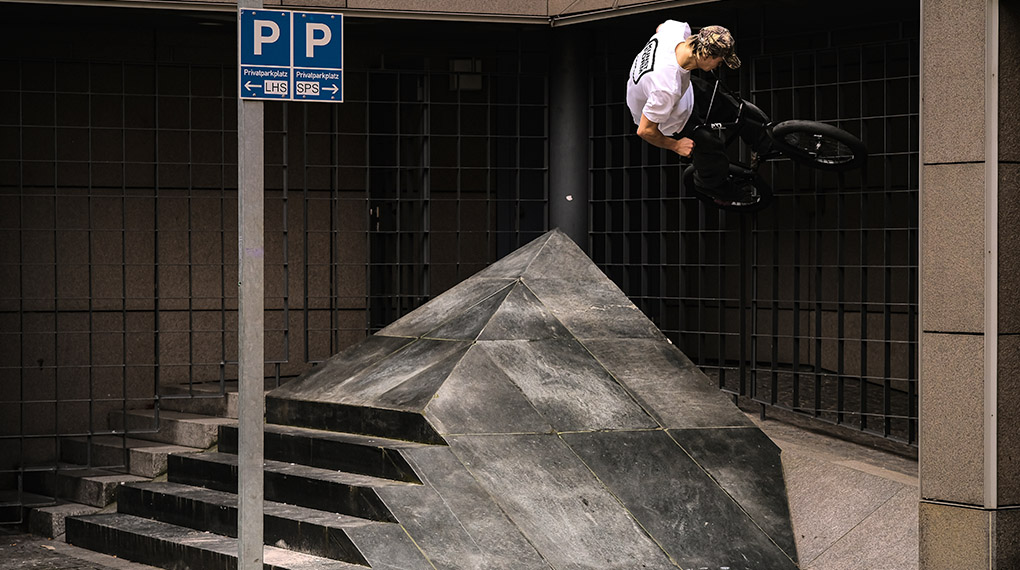 Support ist kein Mord! Wir haben uns mit dem frisch gebackenen TM Ole Peter zusammengesetzt, um über das kunstform-Team 2025 zu sprechen.