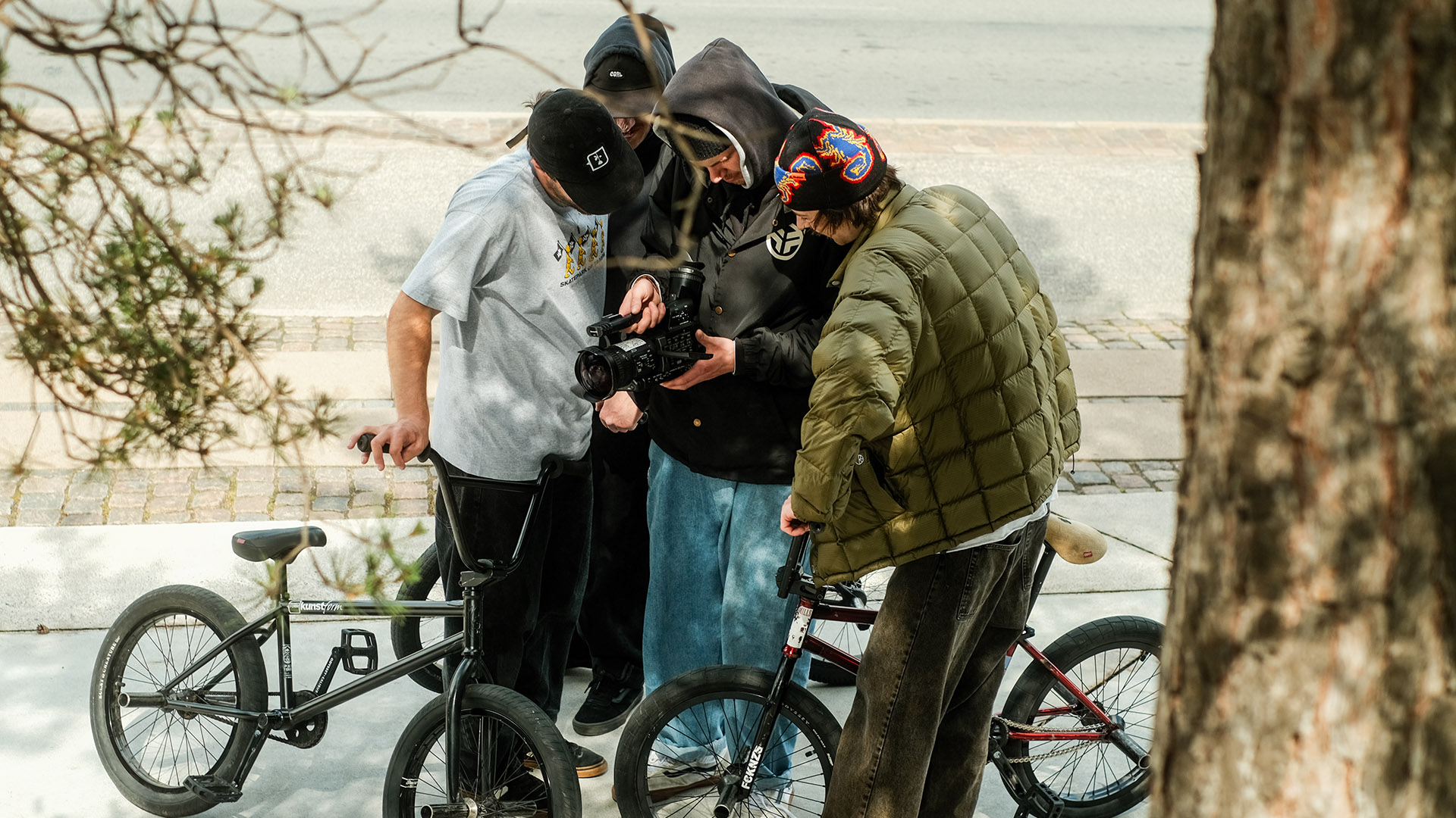 Support ist kein Mord! Wir haben uns mit dem frisch gebackenen TM Ole Peter zusammengesetzt, um über das kunstform-Team 2025 zu sprechen.