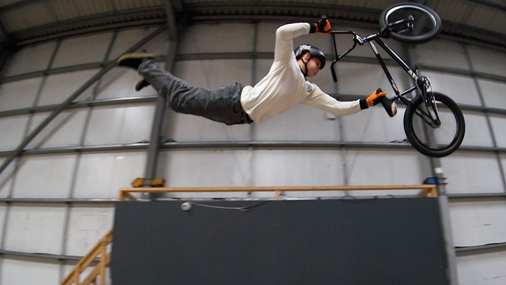 In der neuen Folge von "One Dude, One Day" zerlegt Lars Kindermann mit einer Bangersession das Wairhouse im Adrenaline Alley Skatepark.