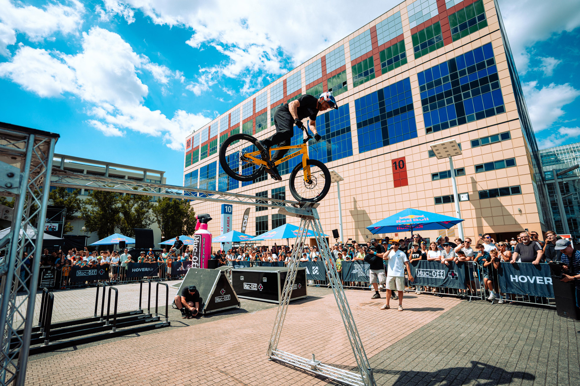 Danny MacAskill und seine Homies von der Drop And Roll Tour sorgten in den Contestpausen für Action; Foto: Benjamin Härer/Red Bull Content Pool