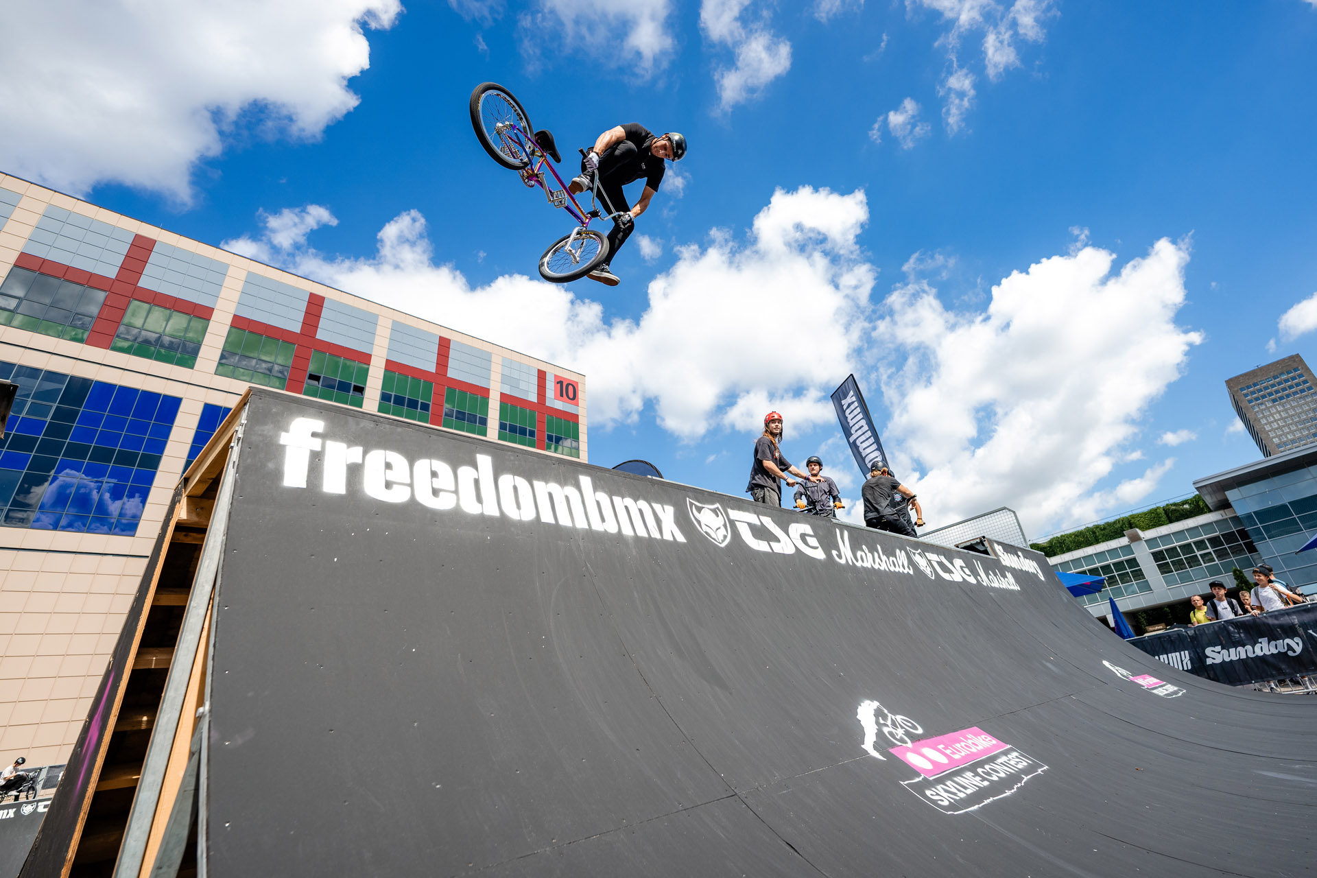 Alec Danelutti mit einem 360 Downhip über die wirklich nicht einfach zu fahrende Spox