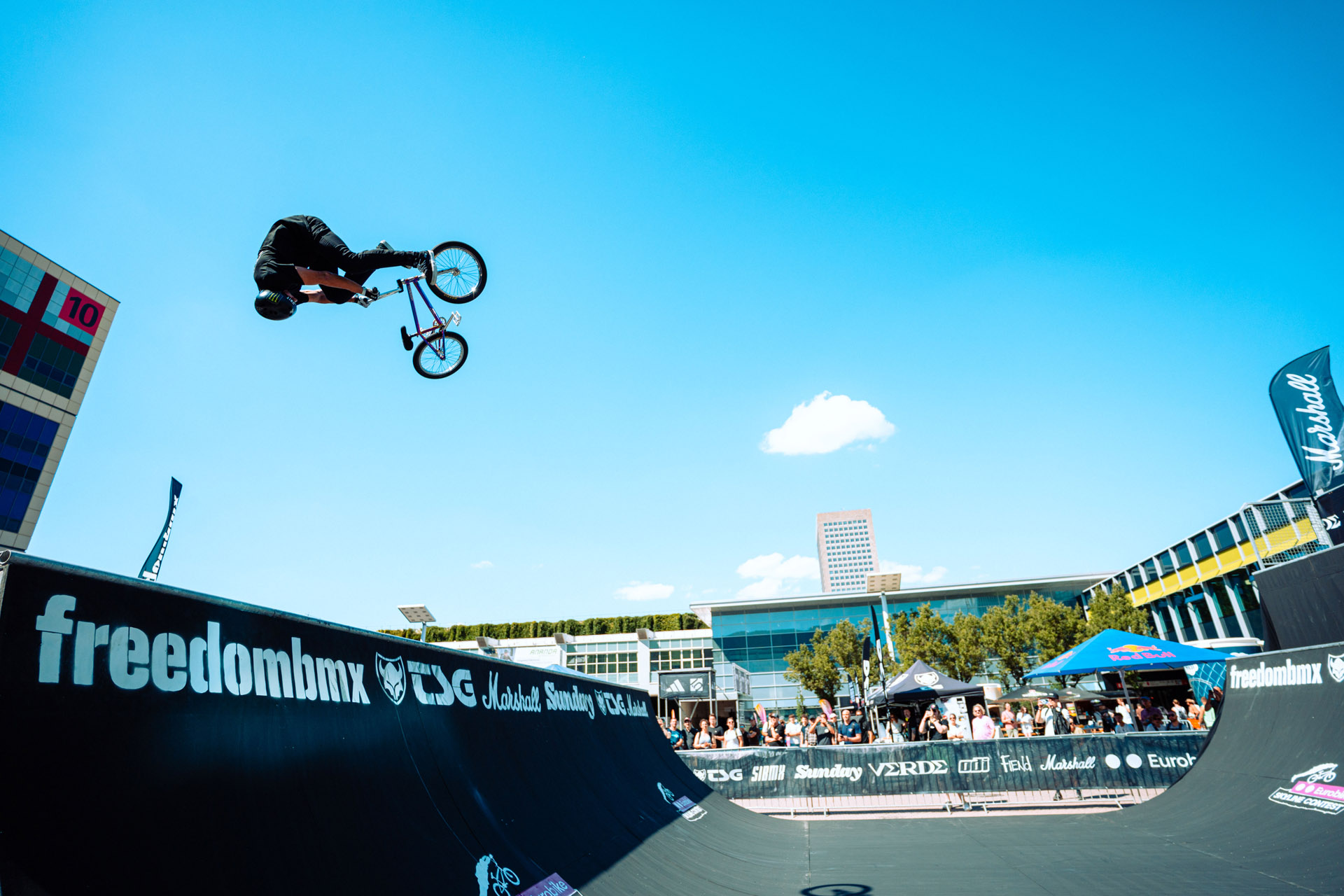 Alec Danelutti holte den Sieg in Best Trick mit diesem 360 Backflip Decade über die Spine – aber nicht, ohne beim Versuch vorher die Haltbarkeit des Flats mit einem seitlichen Bodycheck aus gut vier Metern Höhe auf seine Stabiltät überprüft zu haben