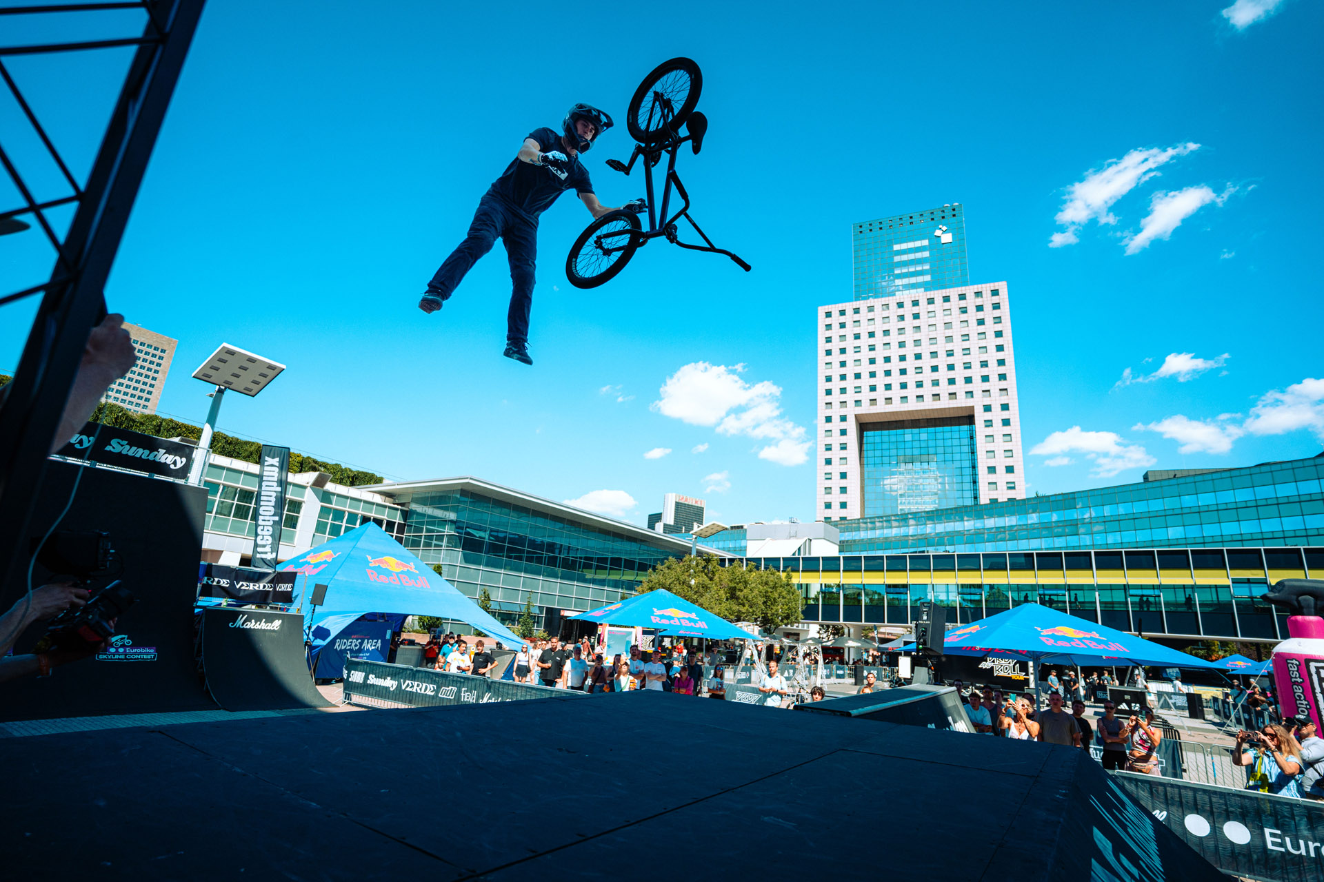 Der französische Newcomer Benjamin Daldy war zum ersten Mal bei EUROBIKE Skyline dabei und haute schon im Practice wilde Manöver wie No Handed Double Backflips und diesen Bikeflip raus. Chillig!