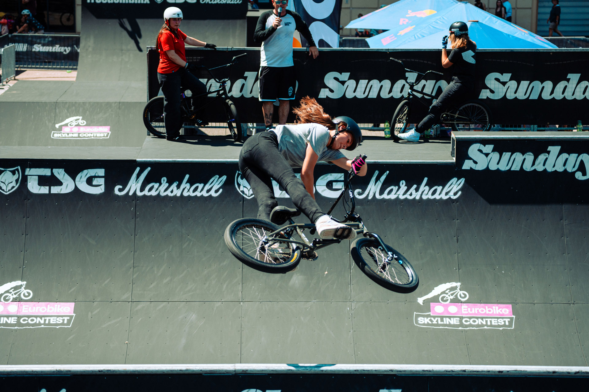 Die vierfache niederländische Meisterin Indy Krämer mit einem X-Up in der Minirampe