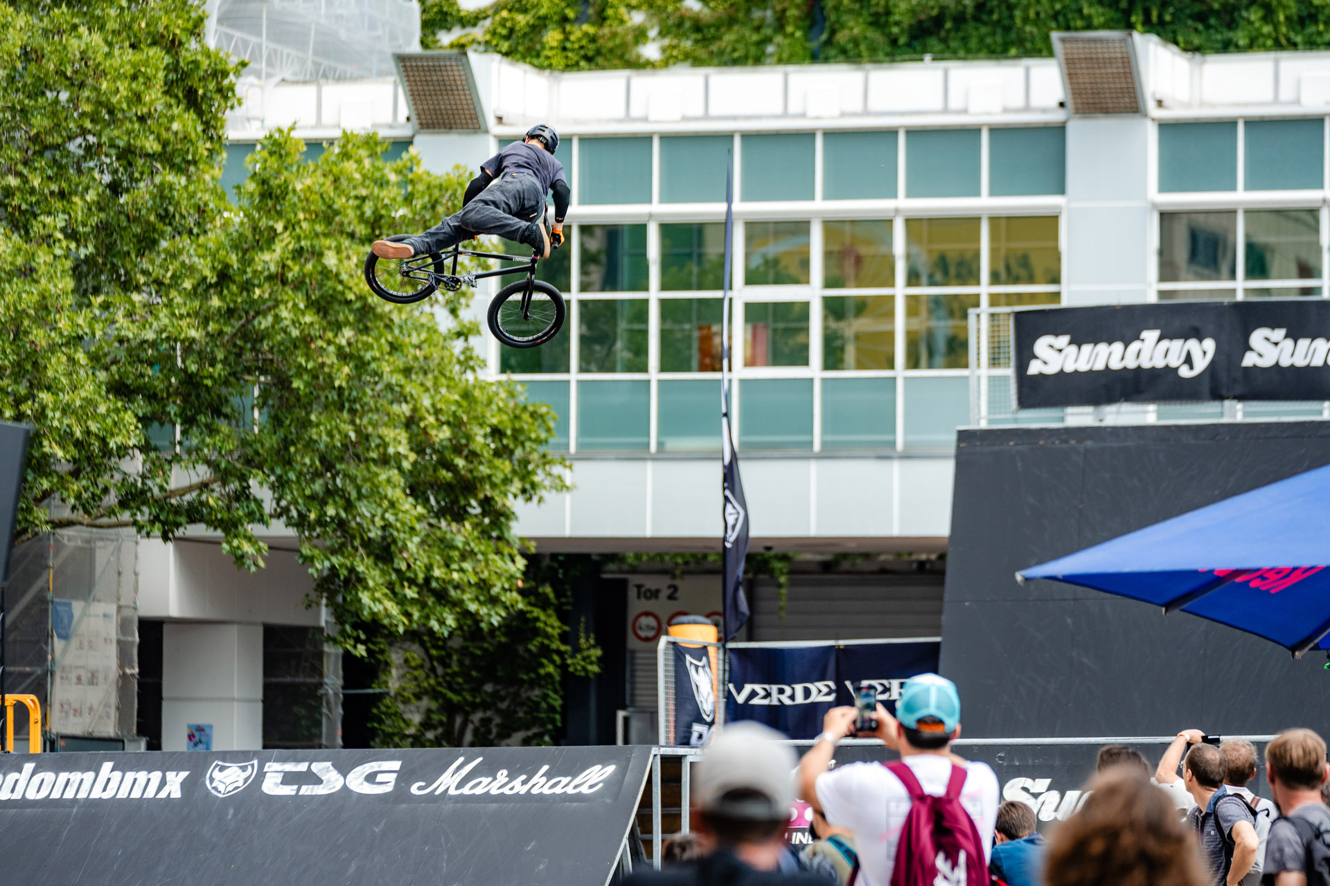 Lars Kindermann war auf dem Weltcup in Montpellier schwer gestürzt und musste deshalb vor der Eurobike verletztungsbedingt pausieren. Angemerkt hat man ihm das allerdings nicht. Also so gar nicht!