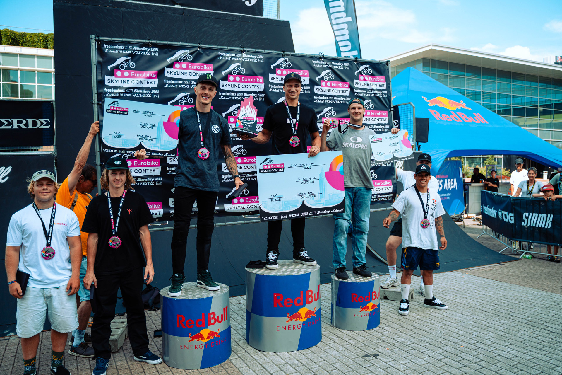 Noch mehr Grinsekatzen, diesmal auf und um das Siegertreppchen der Herren