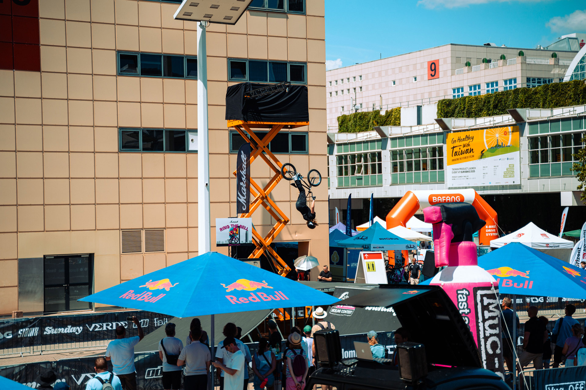 Sasha Pardoe aus England ging gesundheitlich angeschlagen ins Rennen, zeigte aber trotzdem dicke backflips über die Box