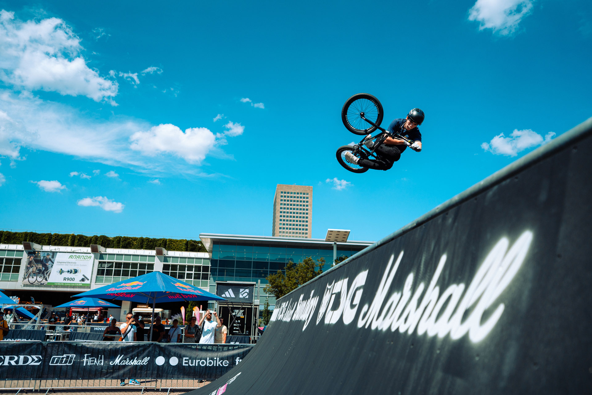 Tom Clemens ausnahmsweise mal nicht mit einer komplett irren Wirbelei, sondern einfach mit einem klassischen Table Top