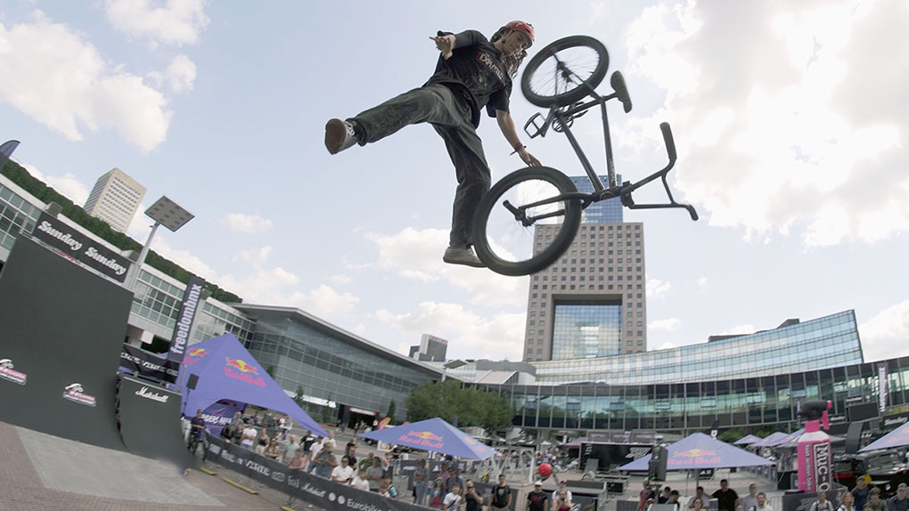 Banger im Minutentakt, Action bis zum Abwinken! Auf dem ⁨EUROBIKE⁩ SKYLINE BMX Contest wurden BMX-Tricks auf Weltklasseniveau geboten.
