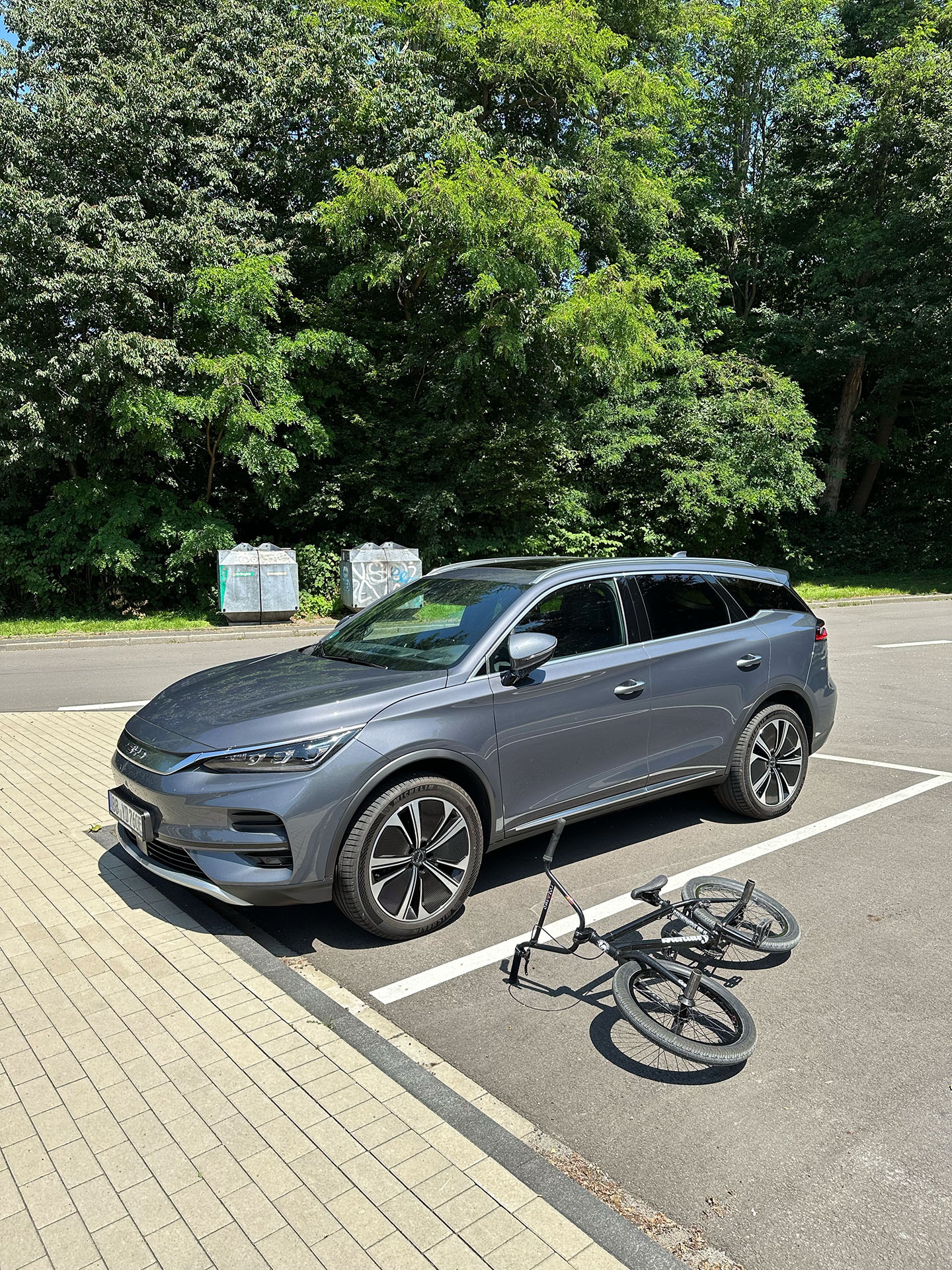 BYD stellte uns freundlicherweise zwei ihrer "Tang"-SUV zur Verfügung, um die Fahrerinnen und Fahrer vom Flughafen abzuholen. Vielen Dank noch einmal dafür; Foto: The Medialist
