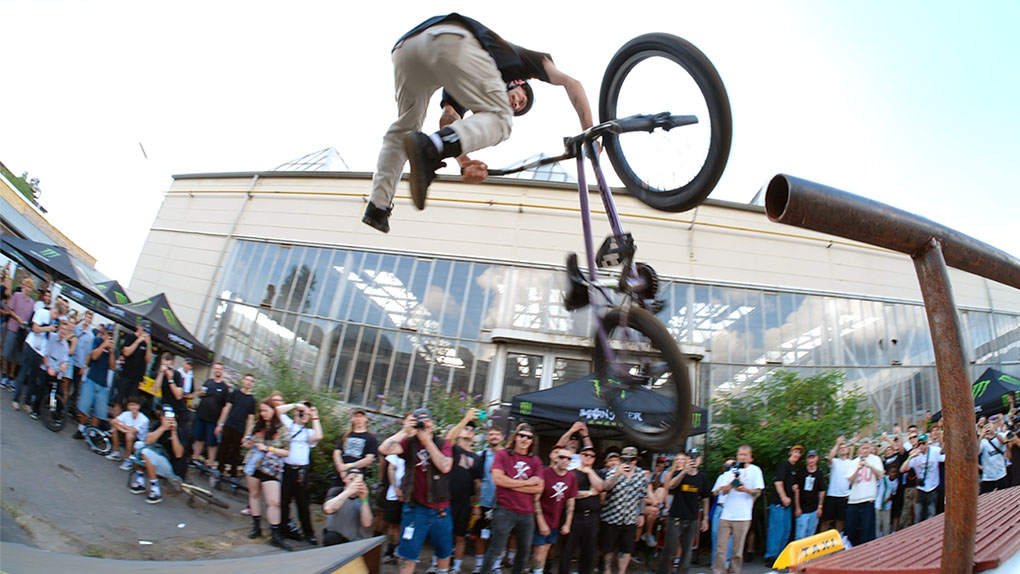 Hier entlang für die Highlights der beiden Best-Trick-Sessions an Tag 1 des Hammer & Nails Fest 2025 im Hinterhof der AbenteuerHallenKalk.