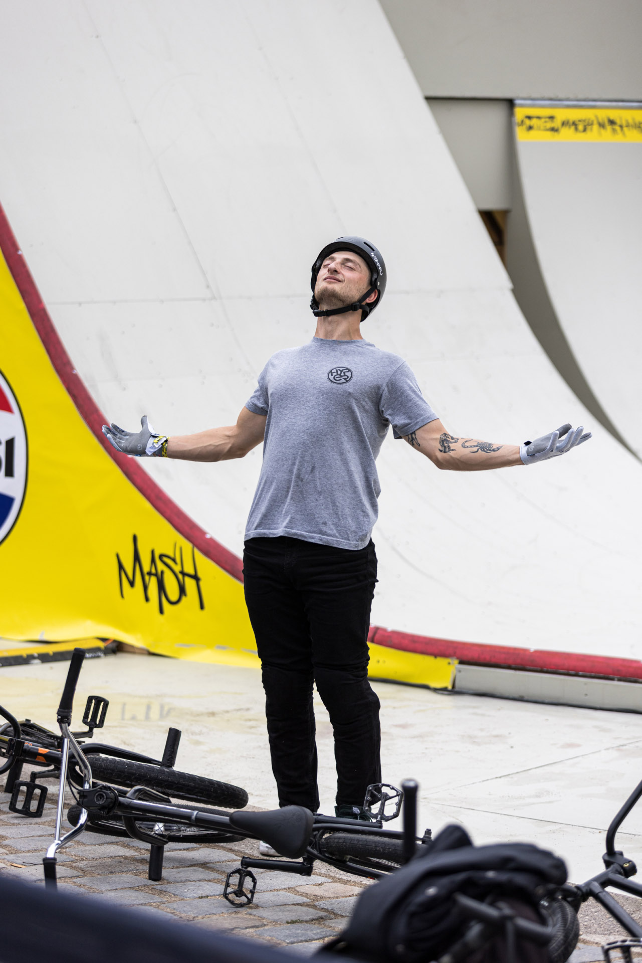 Es war heiß, sehr heiß! Jude Jones genießt eine Regenpause