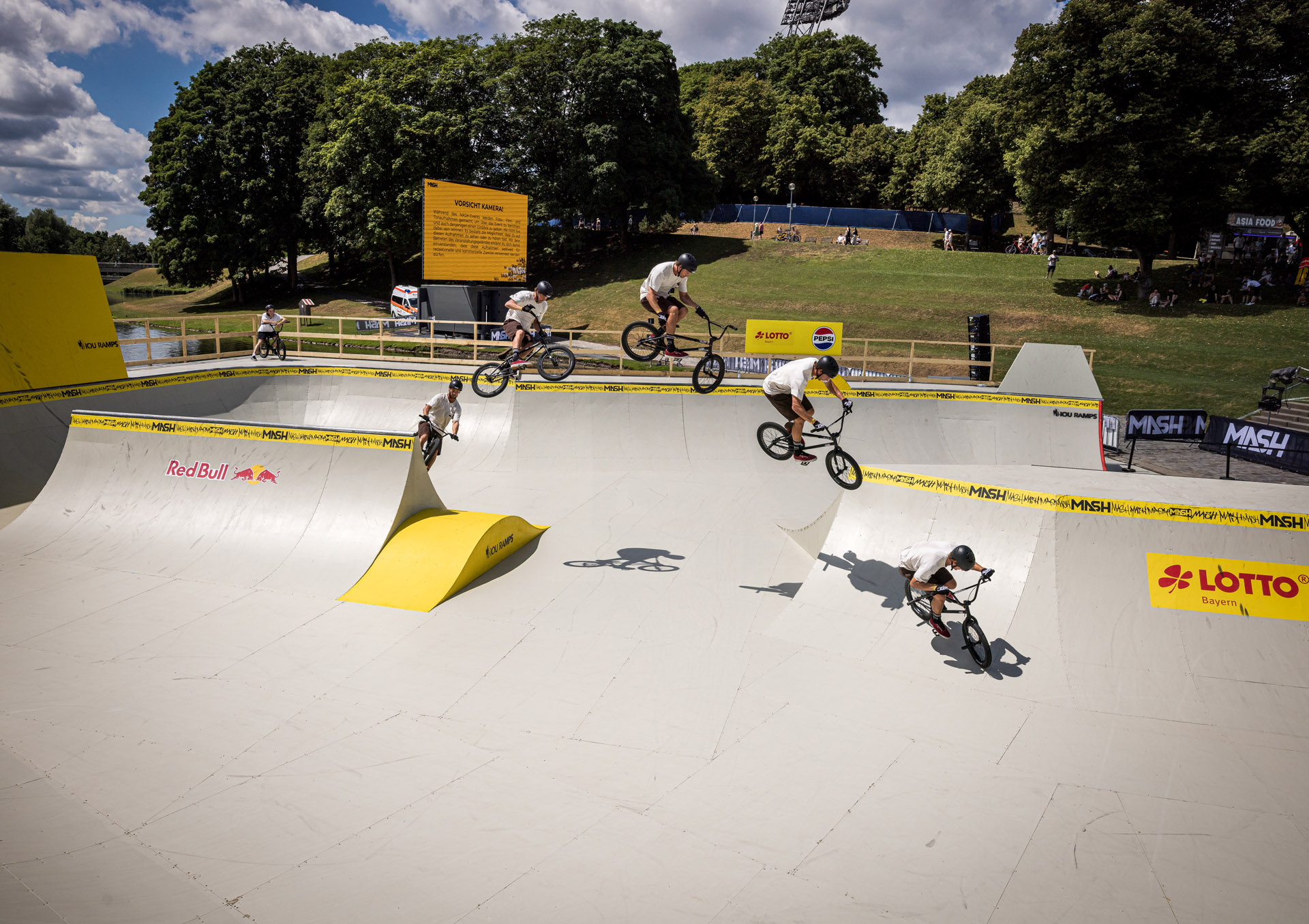 Auf dem BMX-Contest beim Munich Mash 2025 ging es ordentlich zur Sache. Hier findest du eine Fotogalerie des Spektakels.