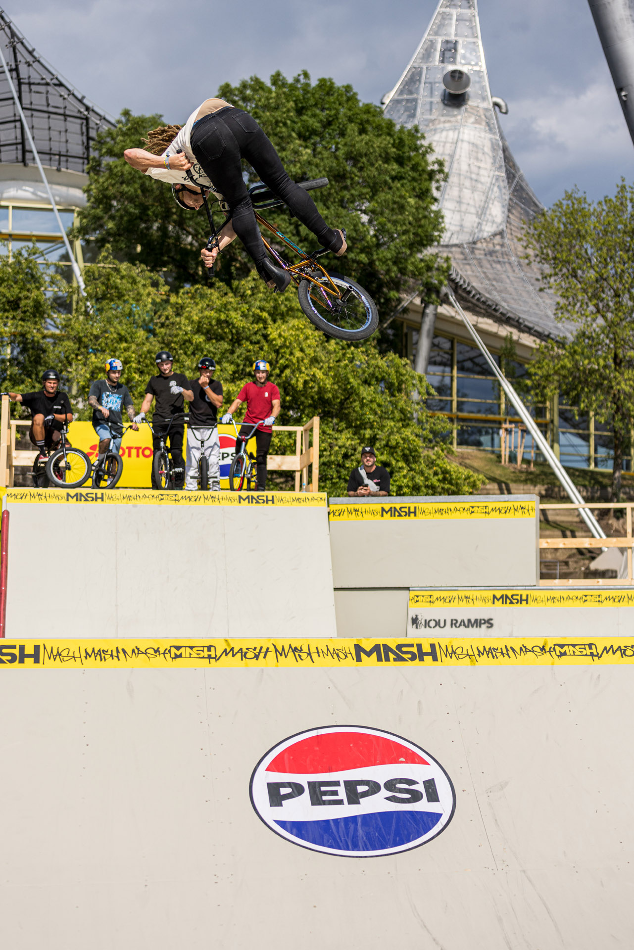 Egal was Tom auch macht, an der Ausführung gibt es niemals auch nur das Geringste auszusetzen