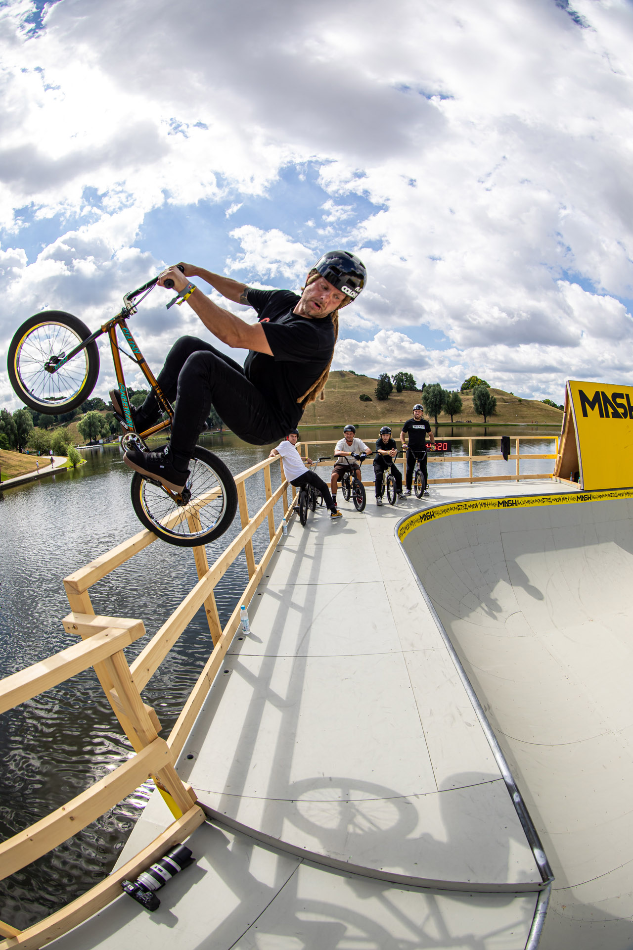Wenn es einen Zaun anzuspringen gibt, muss man Tom Justice nicht zweimal bitten