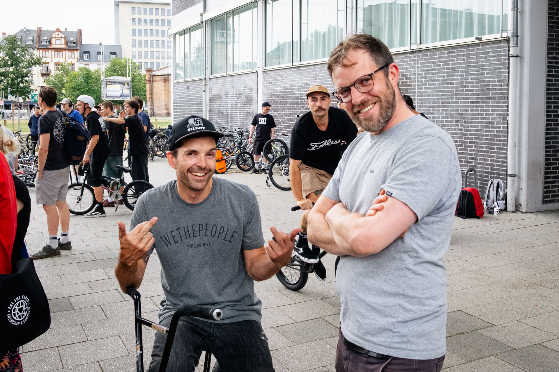 Max Gaertig (links) is back on the streets und machte 180 Fakie Smith to Half Cab Whip als wäre er nie weggewesen