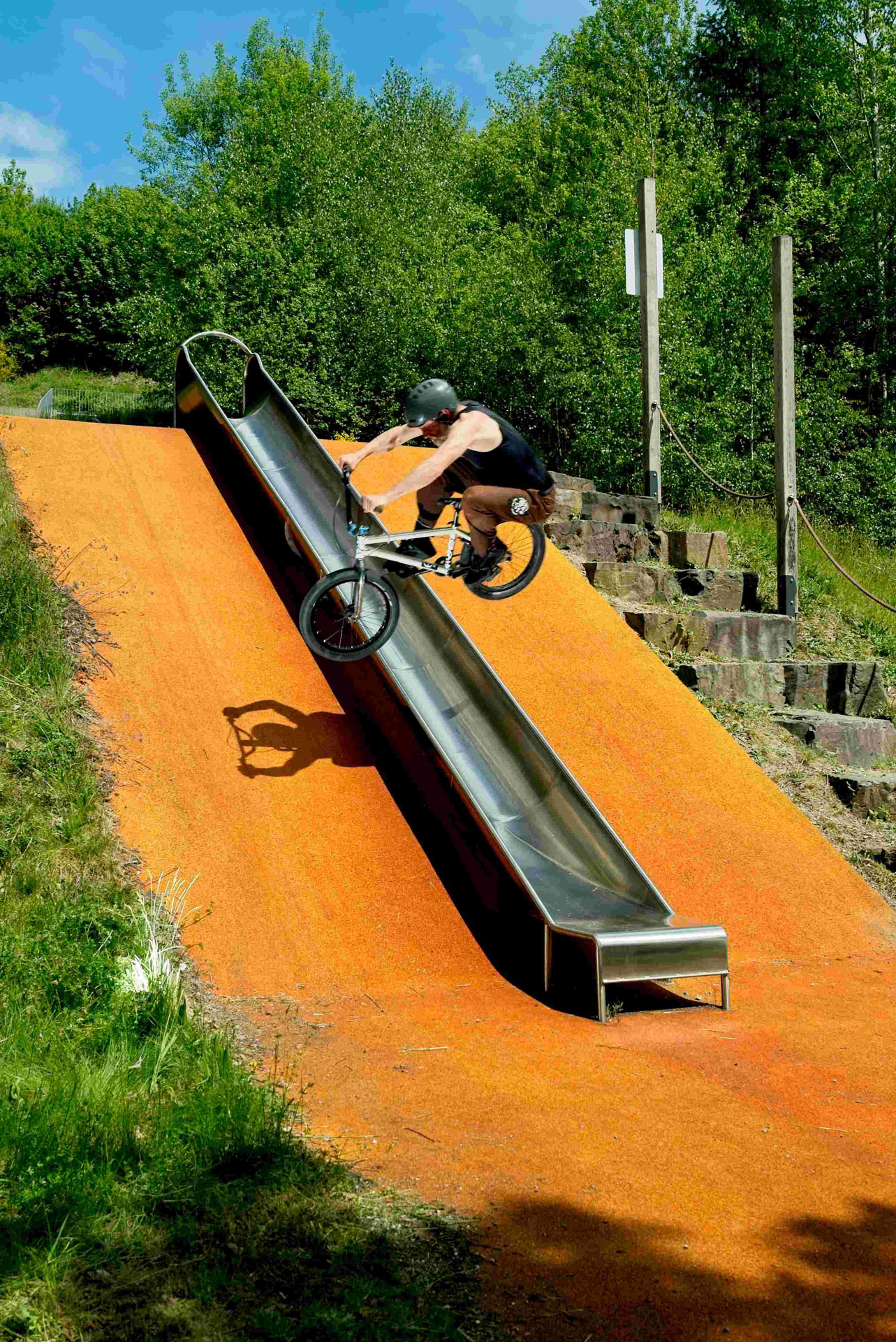 Mit einem furchtbar defekten Antrieb war es eine riesen Ding, über die Rutsche zu springen