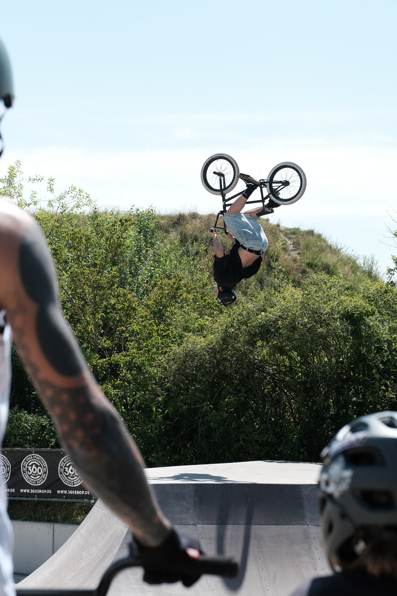 Flo Huber kopfüber by Timm Dauth