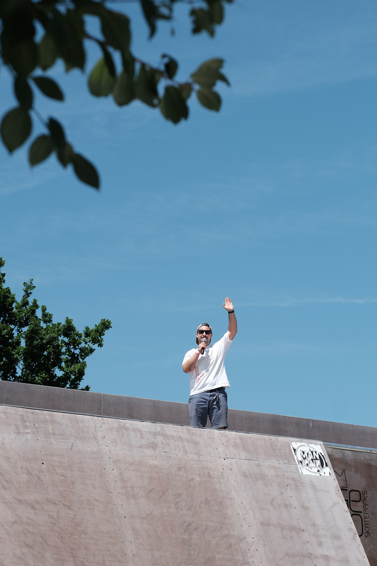 … oder am Mic – Philip Staudigl performt immer! Fotos: Timm Dauth