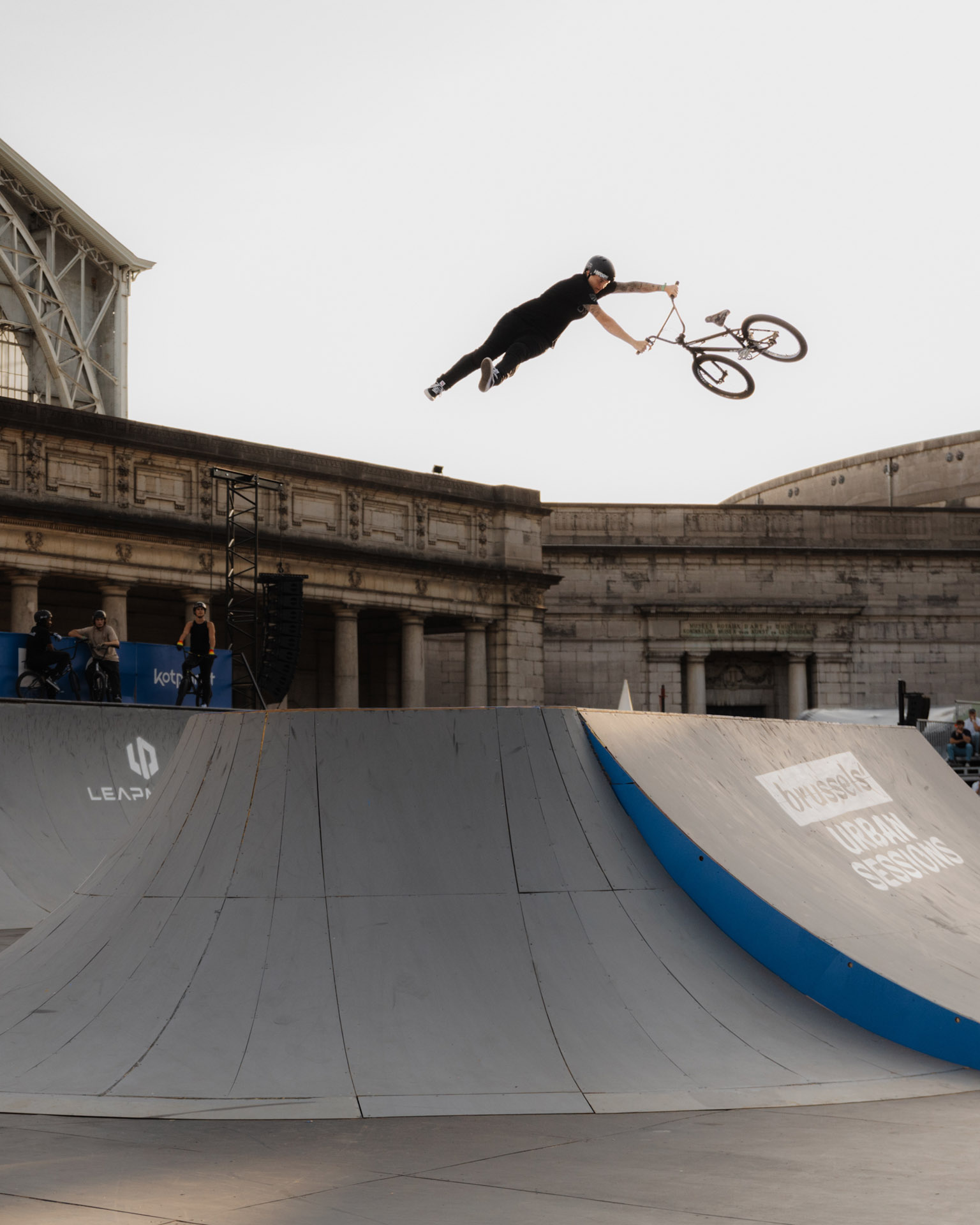 Hannah Roberst zeigte im Best-Trick-Contest nicht nur einen Fronflip über die Box, sondern auch diesen No Footed Can Can Tailwhip