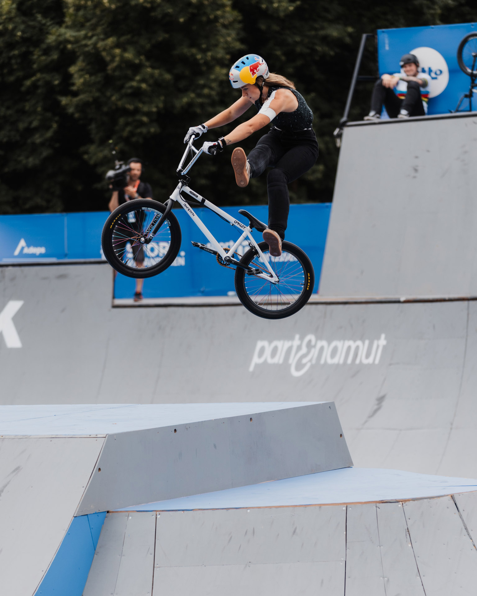 Nach dem Sieg bei der Eurobike, stand Lara Lessmann in Brüssel schon wieder auf em Podium. Platz 3 mit Tricks wie diesem No Footed Can Can Transfer