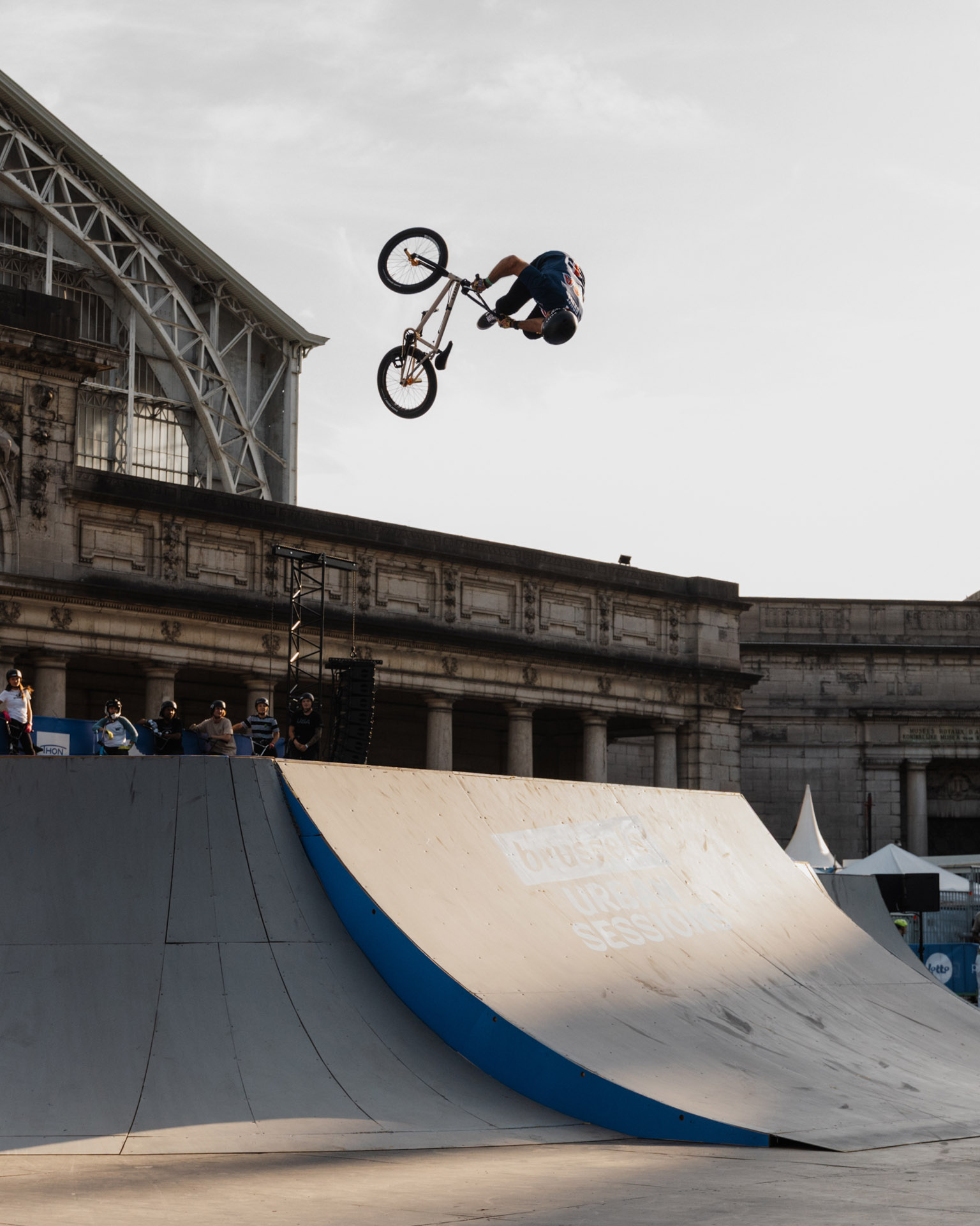 Nick Bruce mit einem Trick, den wahrscheinlich nur er alleine beherrscht: Backflip Double Whip Windshield Whiper. UFF!