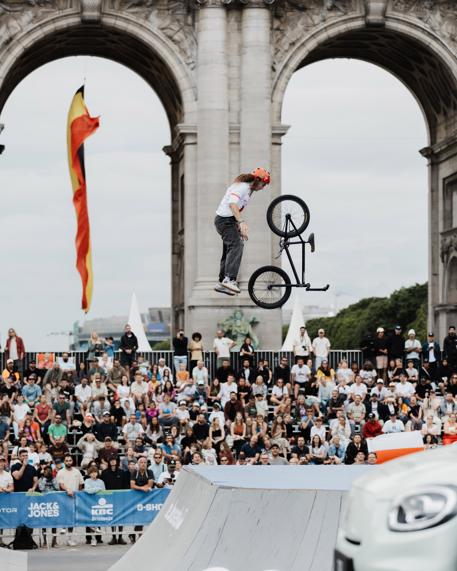 urban-sessions-2025-bmx-wiktor-samojlik Wiktor Samojlik vor amtlicher Kulisse im Parc du Cinquantenaire im Herzen Brüssels