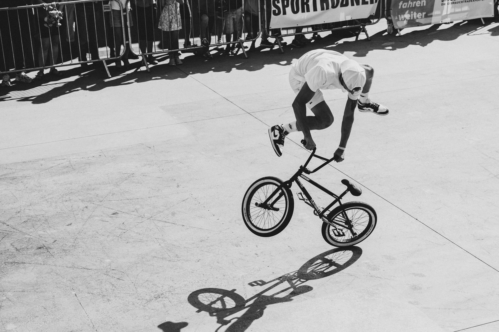 Beine verknotet: Cross Footed Fakie to Decade out von Dan Hennig