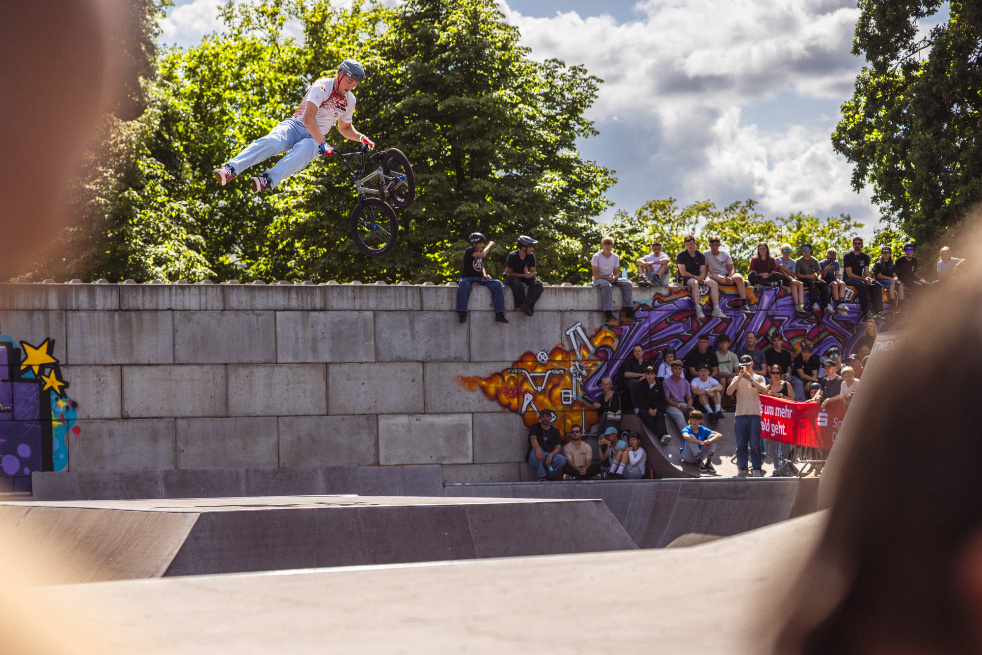 Max Werner hat endlich eine Elitelizenz gelöst und kam prompt auf Platz 4 bei den Pros, wobei ich solche Manöver wie dieser 360 Double Whip maßgeblich geholfen haben
