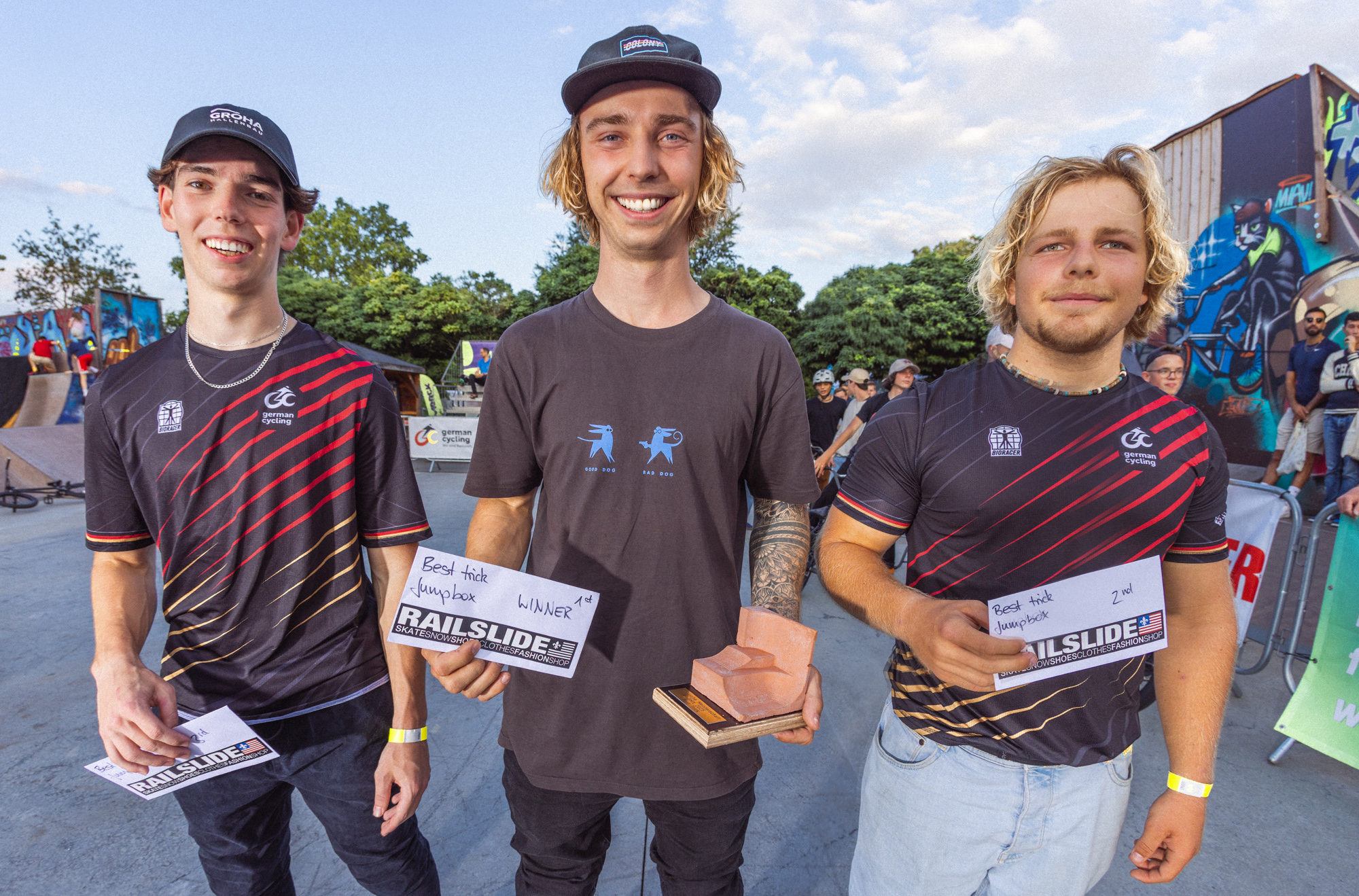 Platz 2 ging an Philipp Muth für einen x-beliebigen Trick, die er zum Besten gab, die wren alle der Knaller. Aber im Ernst, am Ende entschieden sich die Judges für einen Truck to Whip to Nohander. Tom Clemens hingegen bewies extrem flinke Hände und schaffte es irgendwie im Backflip nach einem Bar to Bar kurz vor der Landung noch einen richtig gut geklickten Lookdown einzubauen