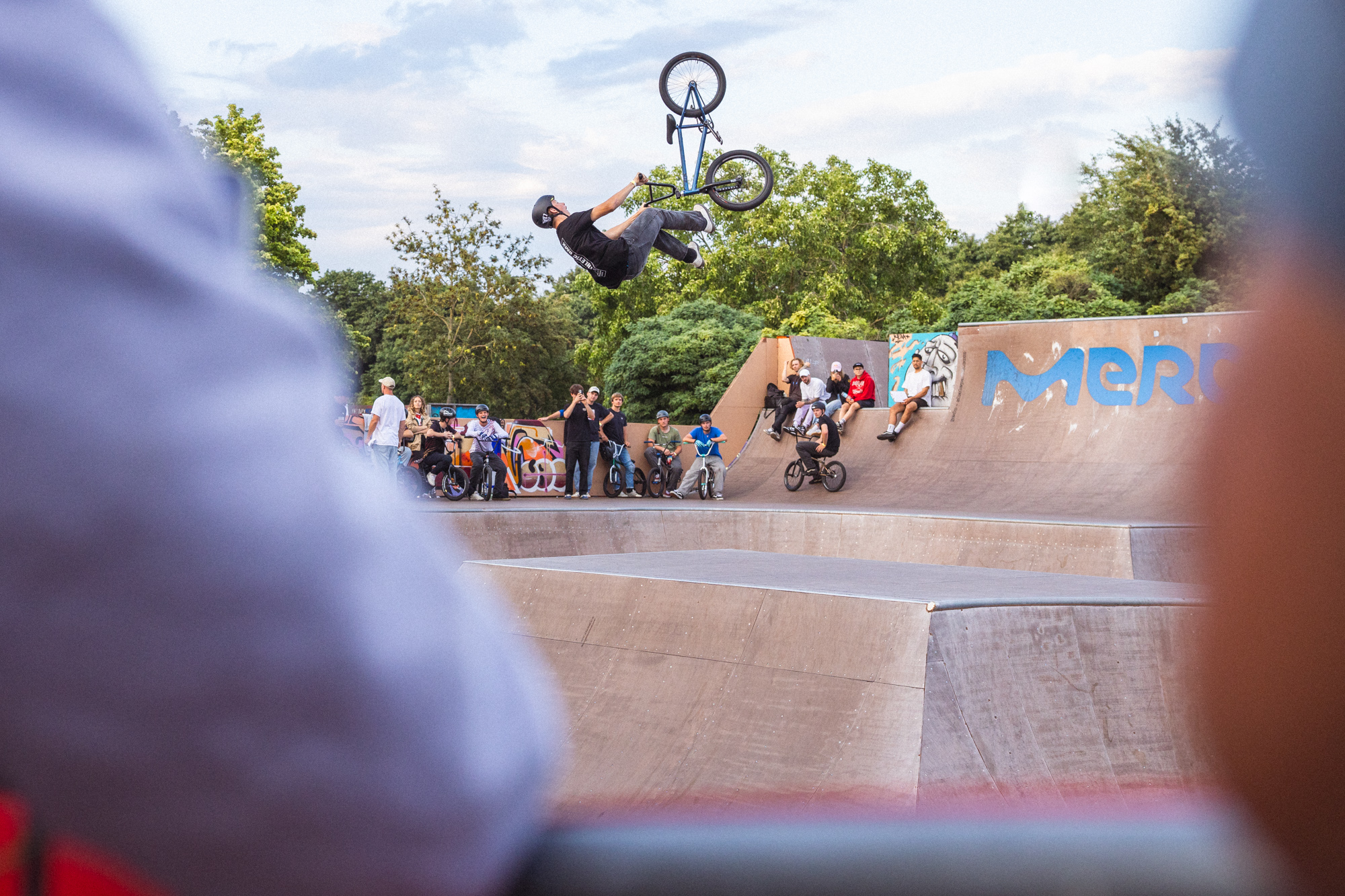 Bereits am Freitagabend gab es einen Best Trick über die Jumpbox, über die Finn Lismann nach einem recht harten Sturz doch noch diesen Tailwhip Double Whip in die Landung meiselte