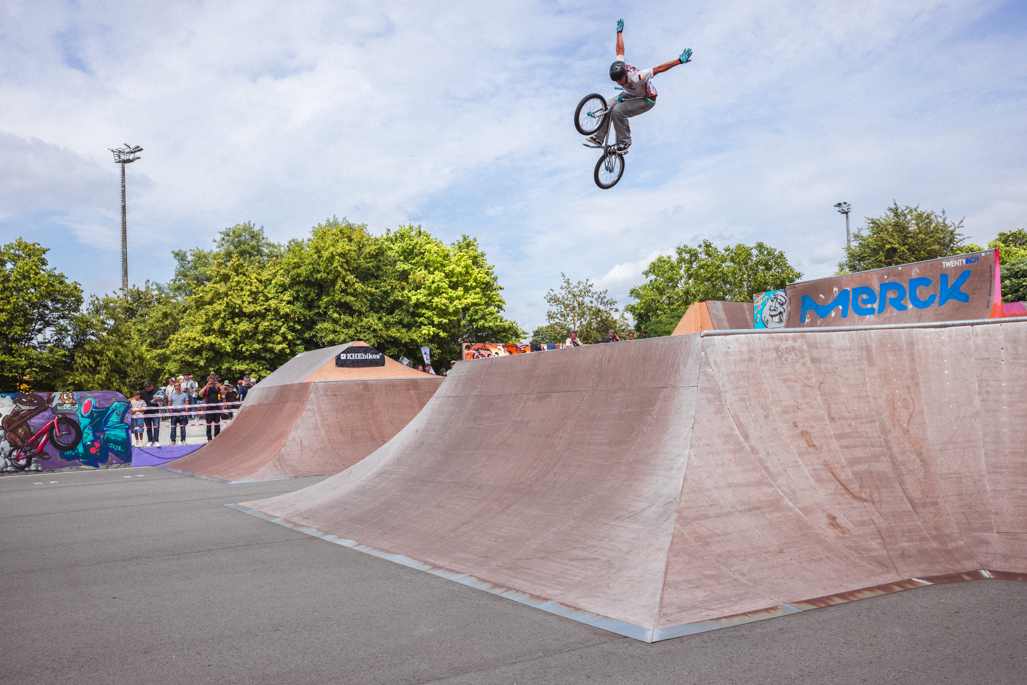 Artur Pankow hat es seinem Teamkollegen Max Werner gleichgetan und auf der DM in die Eliteklasse gewechselt. Und auch er kam prompt ins Finale und belegte dort mit Tricks wie diesem 360 Nohander einen guten 6. Platz