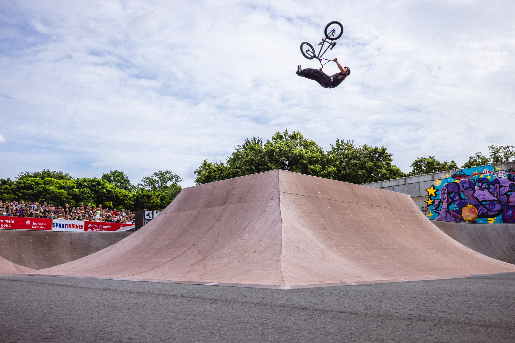 Julius Knapp lag nach den Vorläufen auf Platz 5 und wünschte sich inständig, dass es am Sonntag regnet, weil er davon ausging, dass er seine Platzierung nicht würde verbessern können. So kann man sich irren! Am Ende sprang nämlich Platz 2 für den Darmstadtlocal raus – und das, obwohl er gerade erst von einer Innenbandverletzung zurück gekehrt war