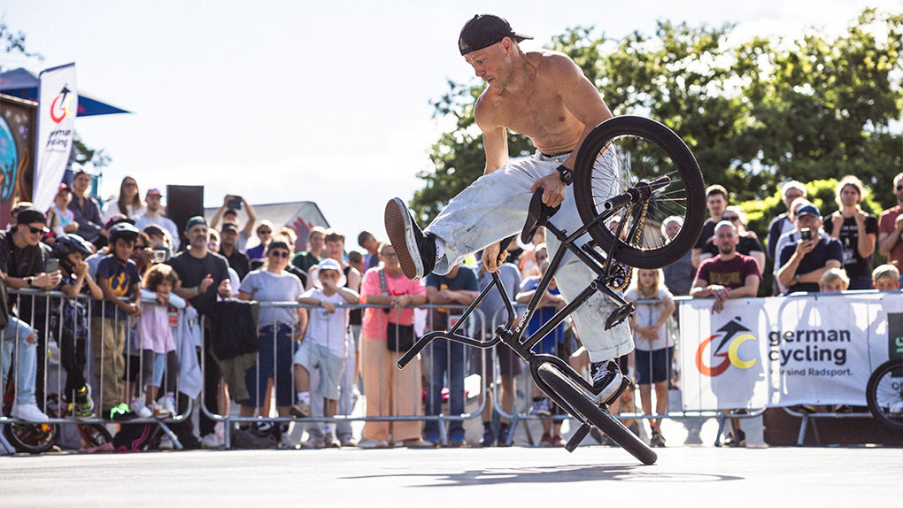 Ein Highlight der BMX DM 2025 im Bikepark Darmstadt war das heiß umkämpfte Finale in der “Flatland Elite”-Klasse. Mehr dazu hier.