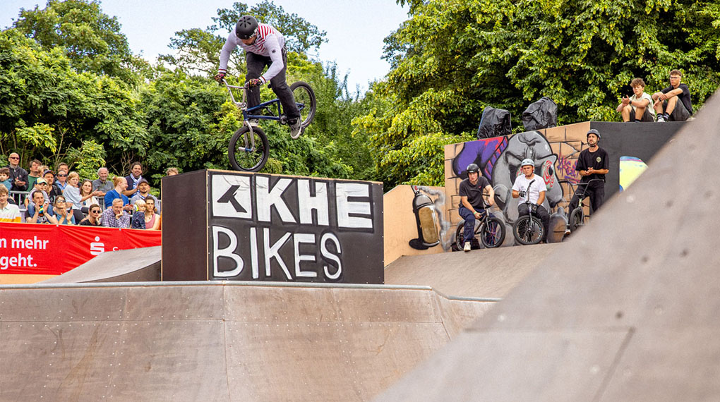 Neben den "richtigen" Disziplinen fanden zur Auflockerung abends Best-Trick-Sessions auf der BMX DM 2025 im Bikepark Darmstadt statt.