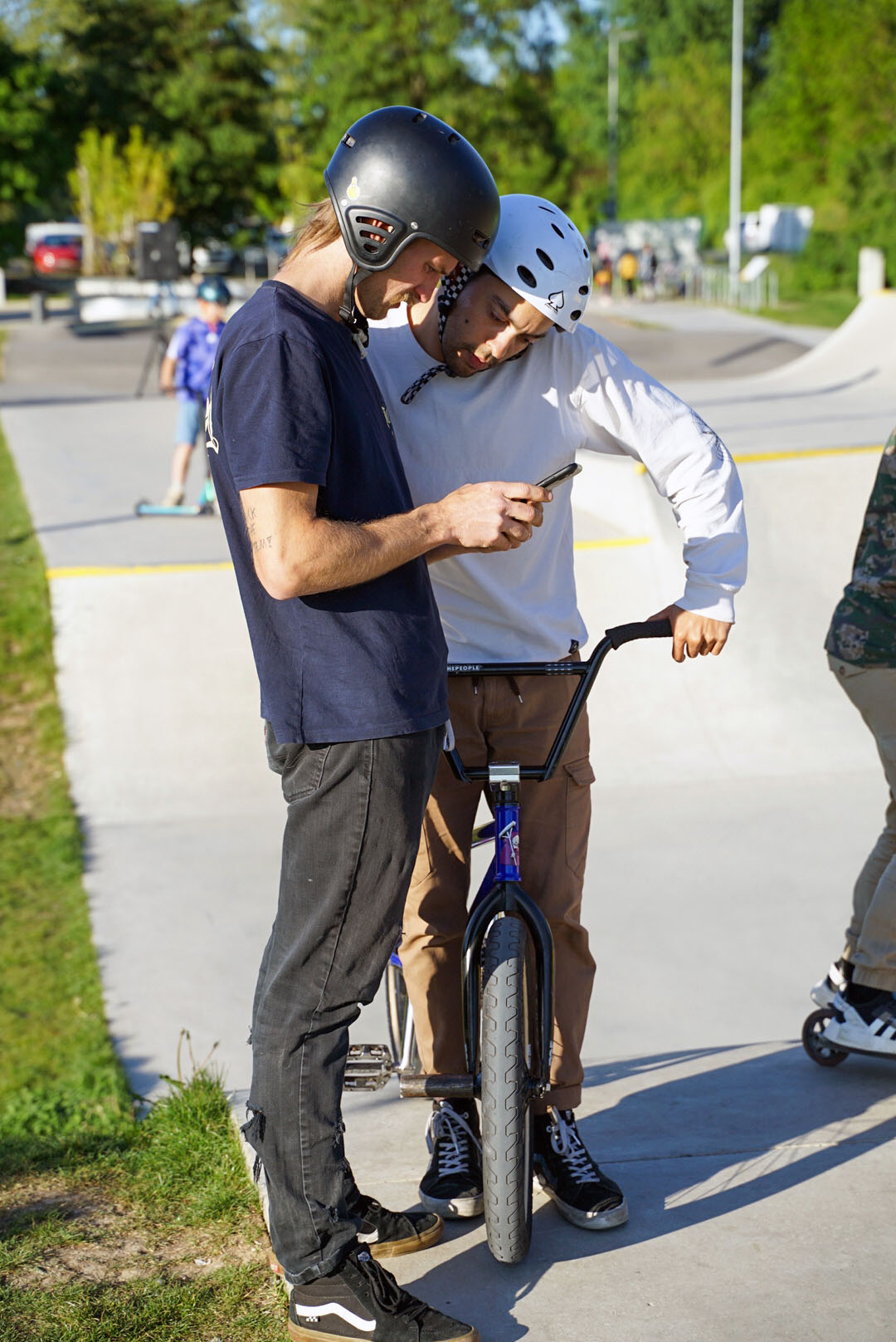 Checking footy: Chris Eichler und Albert Pagels