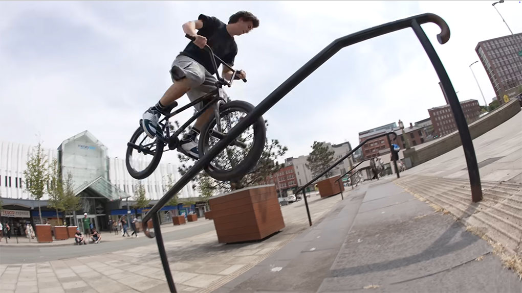 Federal Bikes hat Joshua Hareter, Jack Miller und Neuzugang Isaac Downey einen Trip zu ihrem Teamkollegen Joe Jarvis spendiert.