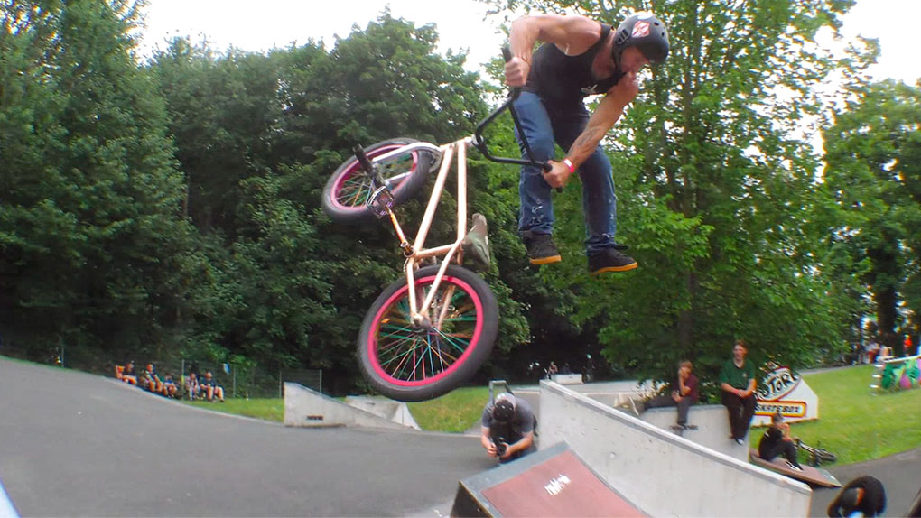 Zum 15-jährigen Jubiläum des legendären "Gib Gummi"-Contests fand sich wieder die gesamte ostdeutsche BMX-Familie in der area241 Plauen ein.