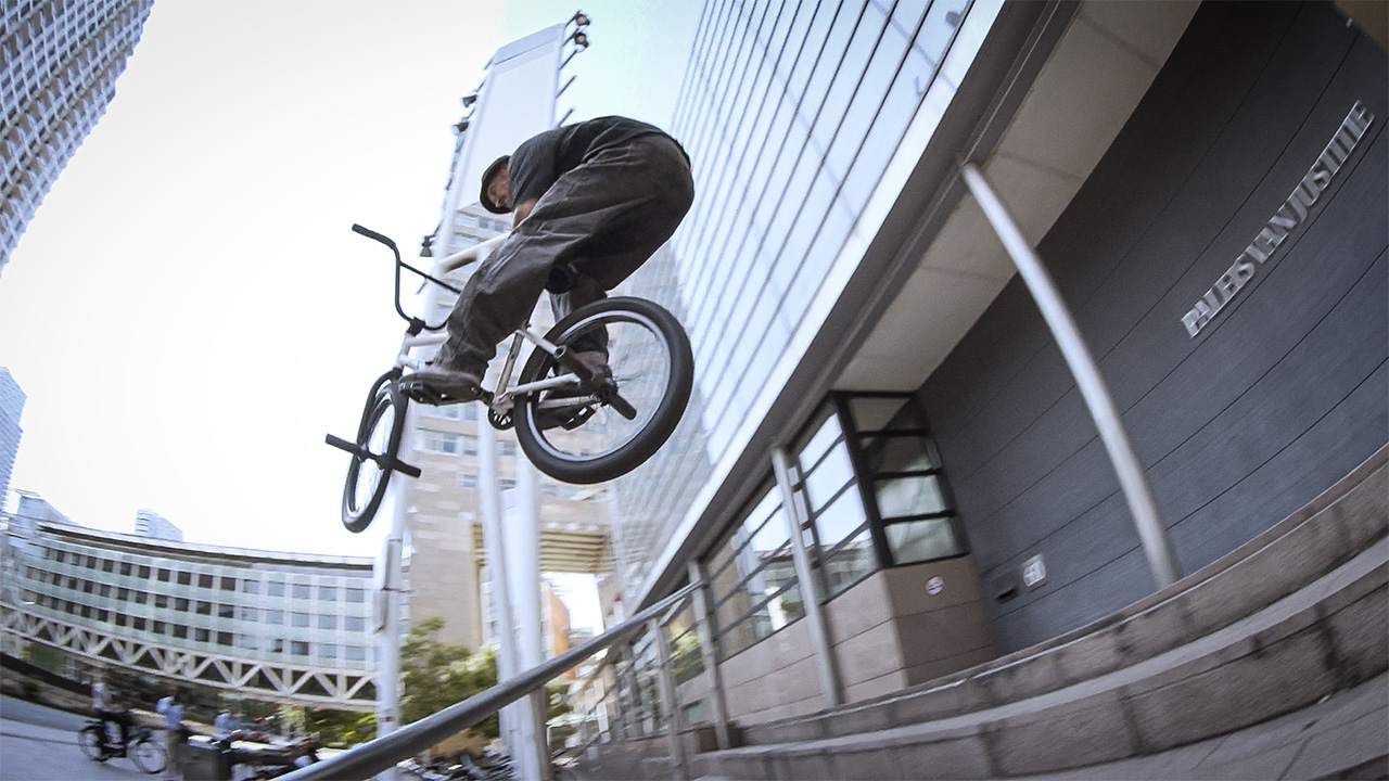 Eidgenossen auf Reisen: Für ihr diesjähriges Teamvideo hat sich die Crew von Nuts & Bolts auf den Straßen von Rotterdam rumgetrieben.