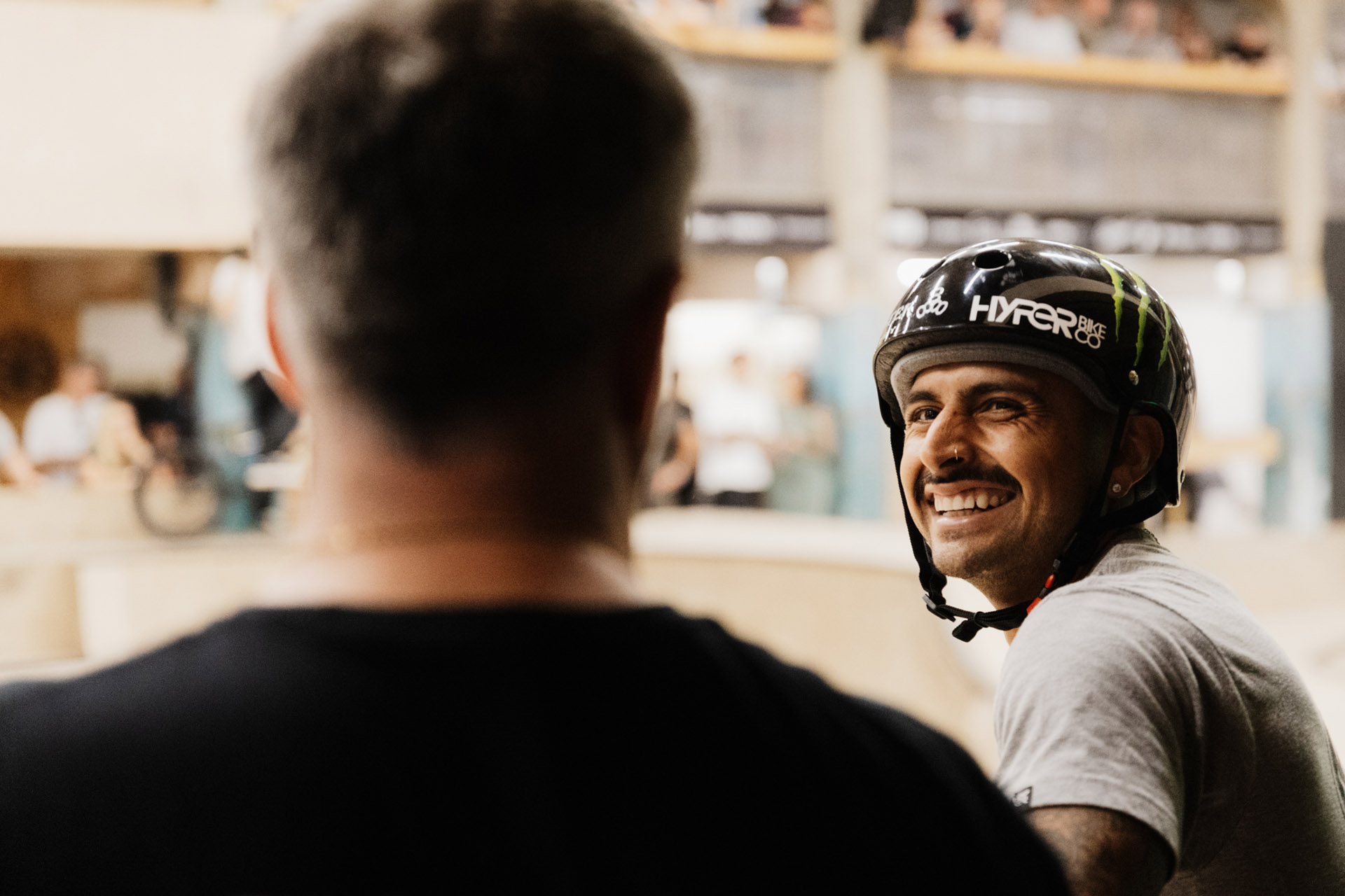 Daniel Sandoval ist einer der besten Rampenfahrer der Welt, aber was vielleicht noch beeindruckender als seine Radfahrskills ist, ist die Tatsache, dass gar keine Probleme damit zu haben scheint, auch mal seine Komfortzone zu verlassen und anstatt einen FISE-Parcours eine richtig schwierig zu fahrenden Bowl auseinanderzunehmen