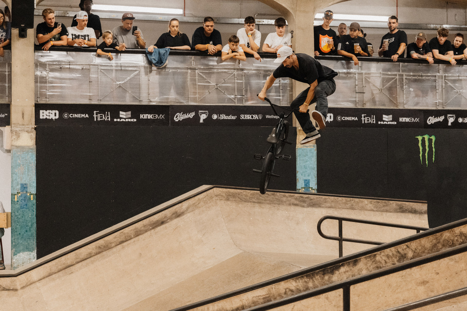 Bevor Garrett Reynolds am Sonntagabend zweifach auf den NORA Cup Awards auf der anderen Straßenseite ausgezeichnet wurde, räumte er noch schnell auf der Contestfläche auf und verhalf seinem Team mit einer beeindruckenden Leistung zu Platz 2 in der Gesamtwertung. Railride to Oppo Whip Mid Run