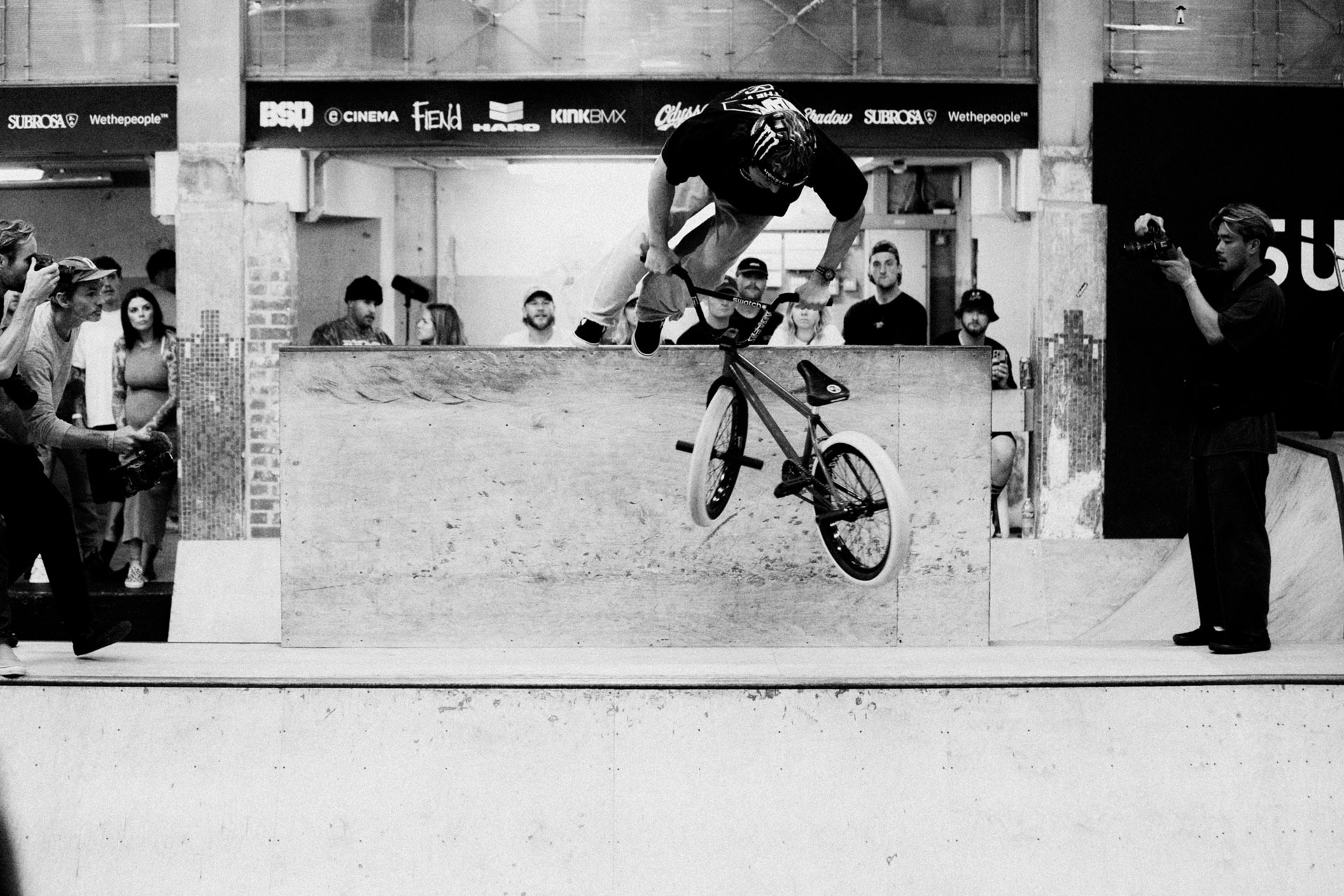 Um auf Nummer sicher zu gehen, legte er anschließend noch diesen unfassbaren Wallride to 180 Tailwhip to Fakie nach. Platz 1 ging dementsprechend an KP