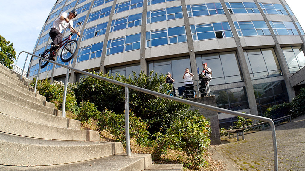 In unserem Video von der Streetedition der BMX Jam Series 2025 in Stuttgart gehen wir den drei großen Fragen der Gegenwart nach.