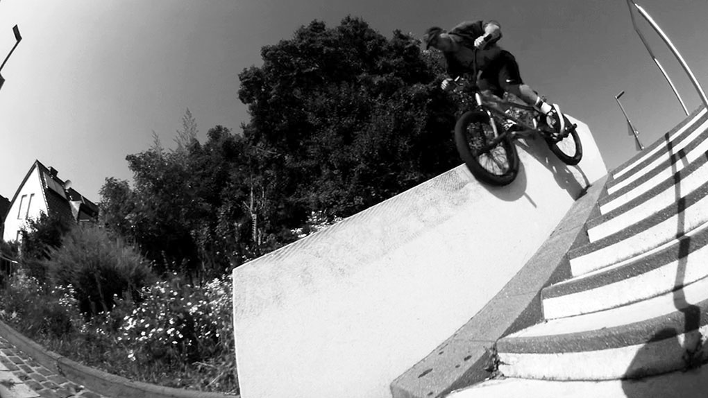 Nico van Loon reppt ab sofort die bulgarische Schuhbrand Skilldash und haut zum Einstand ein paar BANGERS im beschaulichen Erftstadt raus.