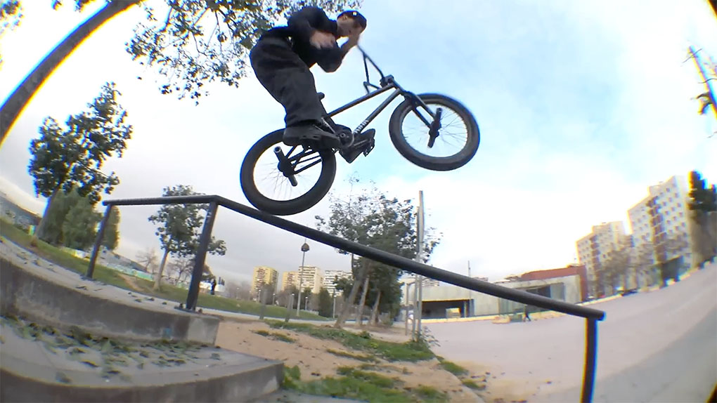 Der französische Streetfahrer Anthony Perrin meldet sich mit einem eindrucksvollen Sieben-Minuten-Edit für VANS zum Dienst zurück.