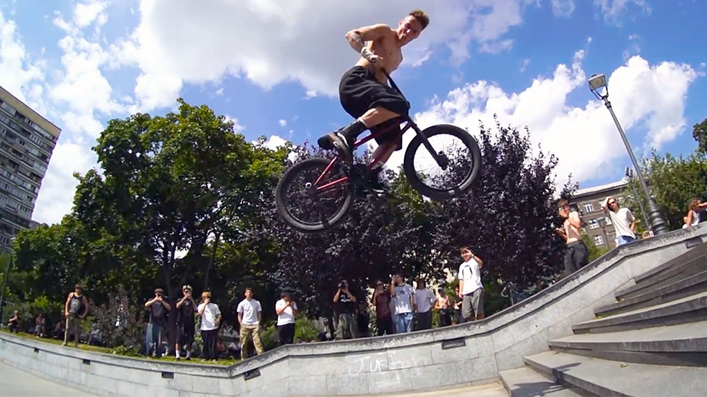 Beim BMX Day 2025 in Kiew (Ukraine) ging es hart zur Sache! Hier entlang für alle Highlights und einen richtig ekeligen Sturz.